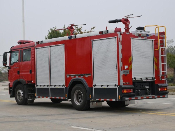 豪沃6.5噸干粉泡沫聯(lián)用消防車